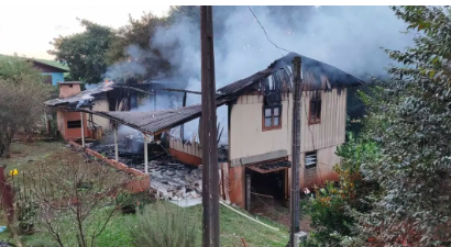 Incêndio atinge residência e mobiliza bombeiros no Oeste de SC
