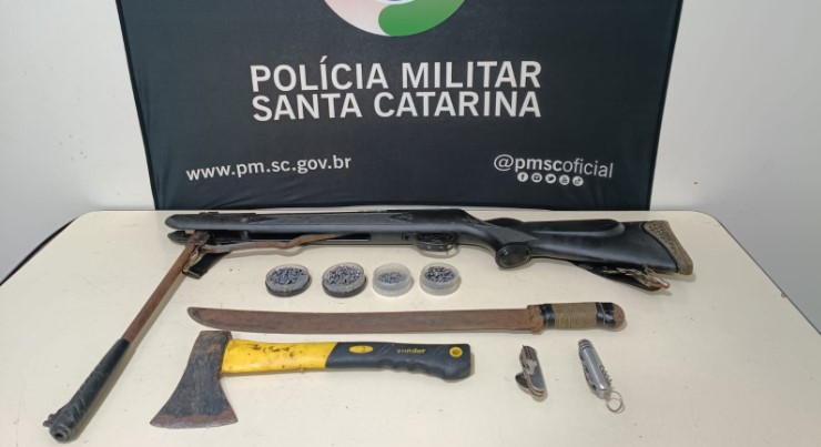 Homem é preso após ameaçar esposa com facão dentro de casa