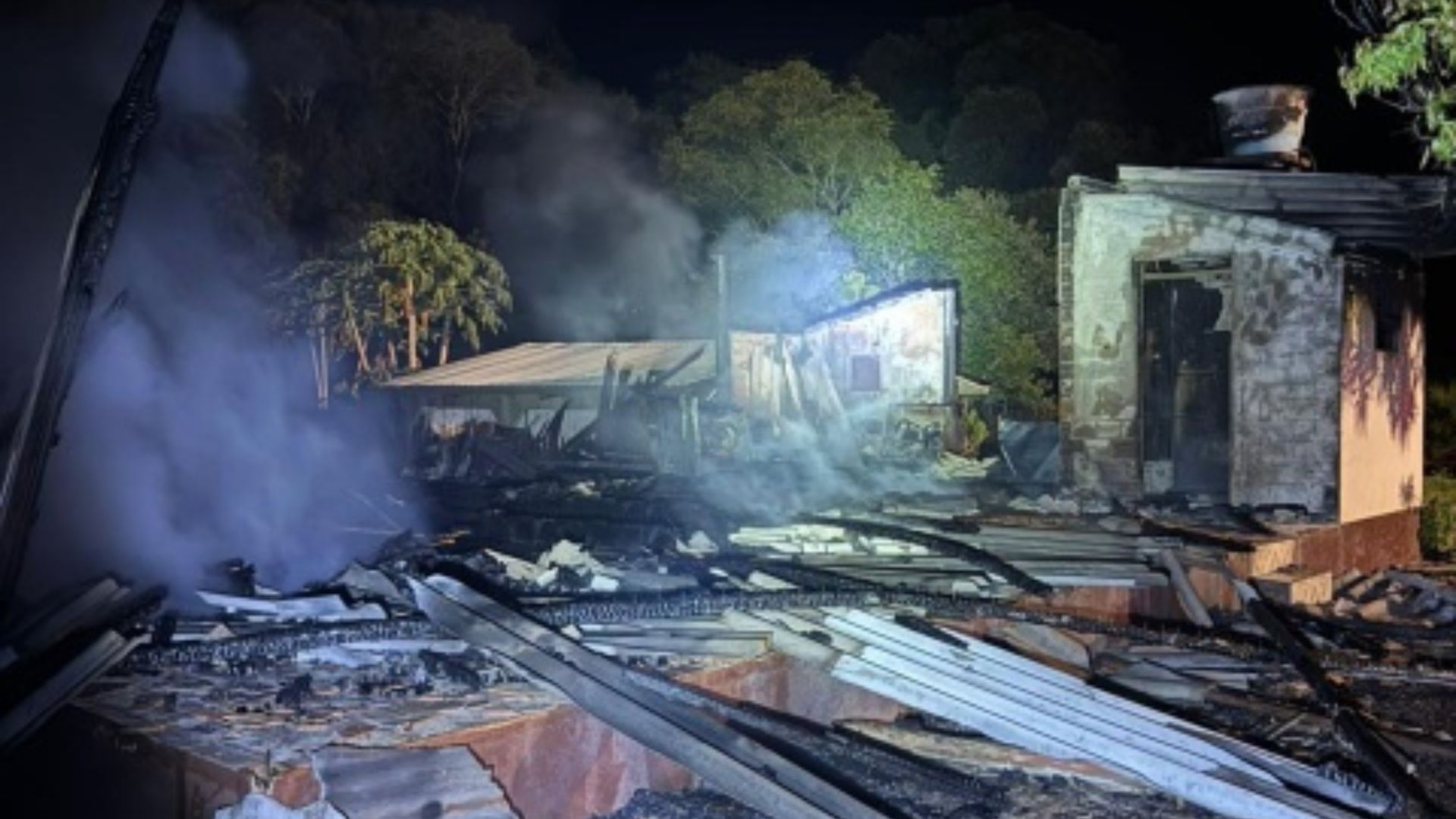 Casa residencial é destruída por incêndio no interior