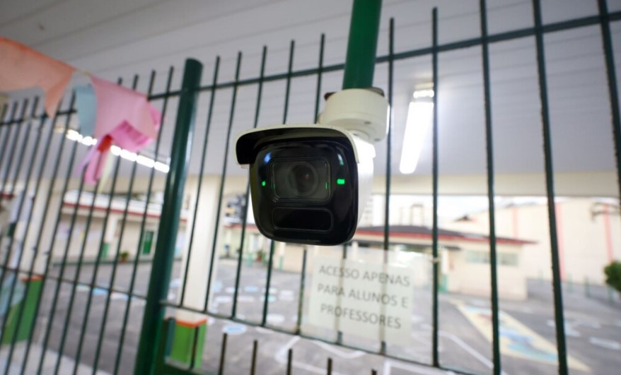 SC reforça segurança nas escolas com instalação de novas câmeras e botão do pânico em 100% das unidades
