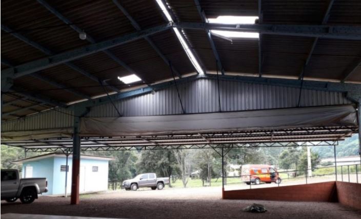 Trabalhadores caem de telhado e ficam feridos