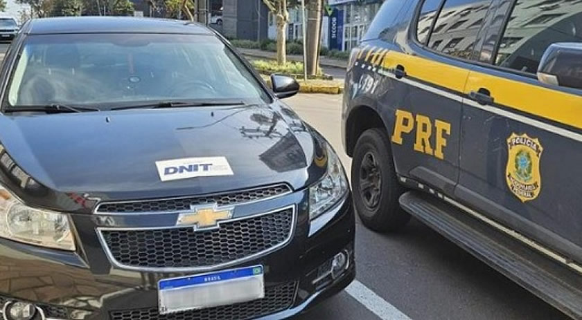 Homem é preso após colar adesivo do DNIT no carro e tentar furar bloqueio para ir a um churrasco