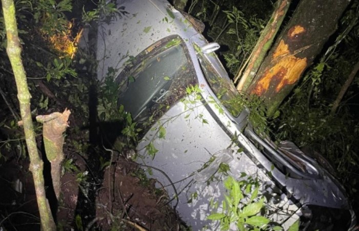 Mulher fica ferida após carro sair da pista e cair em ribanceira na SC-283