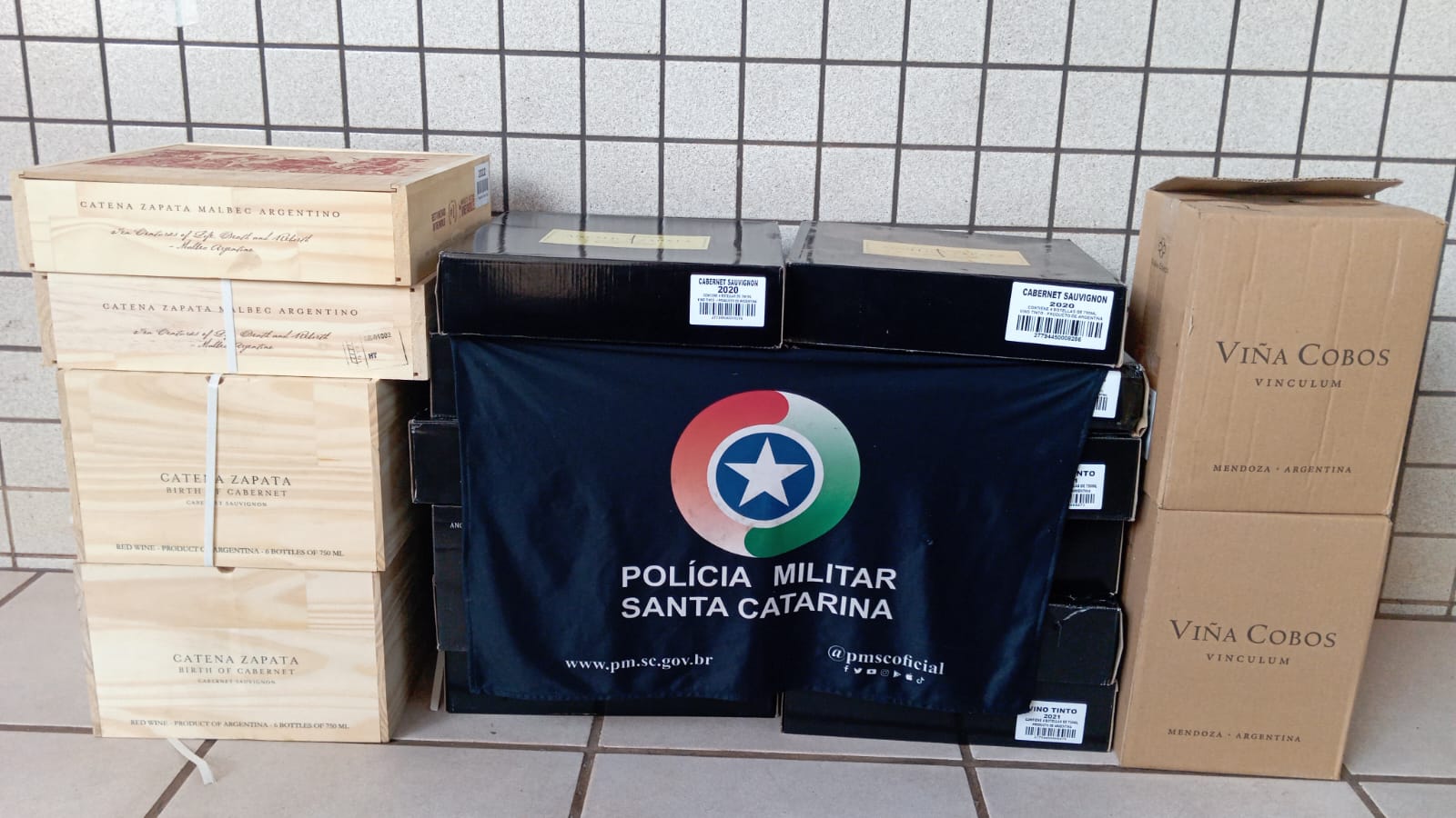 Polícia Militar apreende 80 garrafas de vinhos