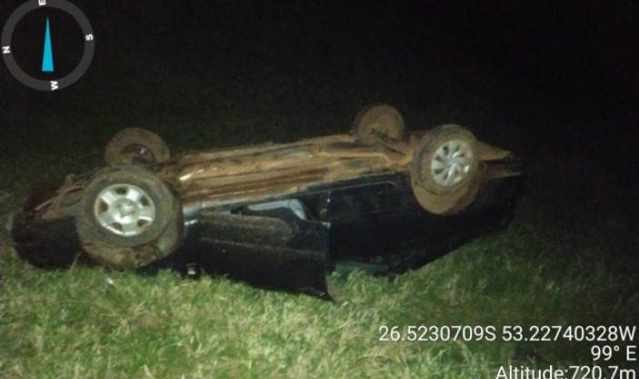 Automóvel tomba e idoso sai ferido