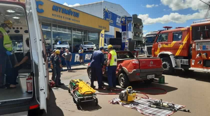 Vítima fica encarcerada após colisão na Willy Barth