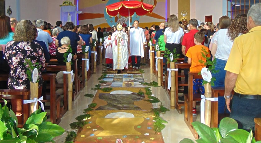Fiéis de Guaraciaba e São Miguel do Oeste celebram Corpus Christi com fé, devoção e oração