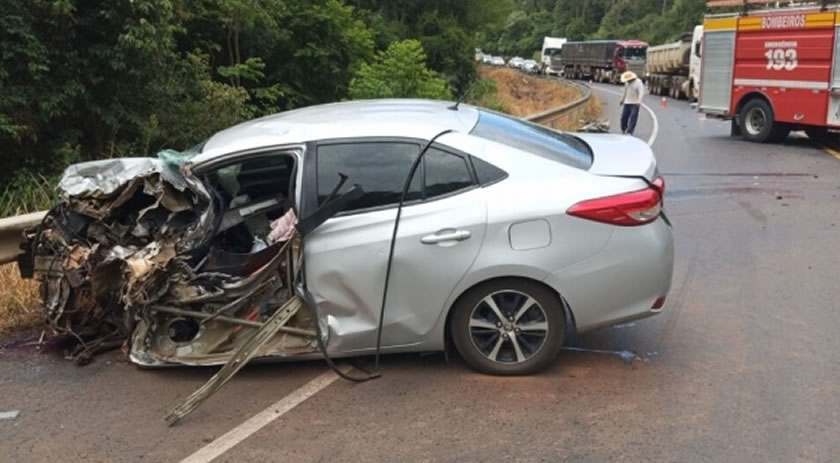 Colisão entre carro e caminhão deixa duas pessoas feridas na BR-282