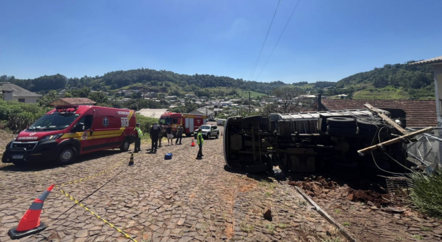 Caminhão tomba e atinge rede elétrica