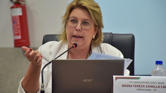 Vereadora que denunciou suposta saudação nazista voltará ao cargo, decide o TJ