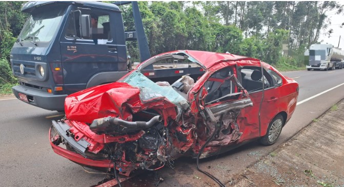 Motorista fica preso nas ferragens após acidente