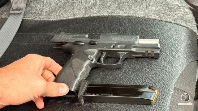 Suposta cobrança de dívidas termina com mulher presa por porte ilegal de arma de fogo