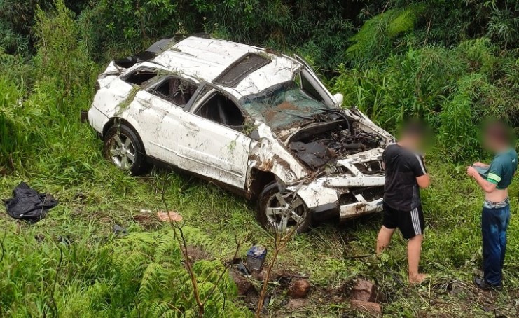 Carro sai da pista e capota nas margens da BR-282