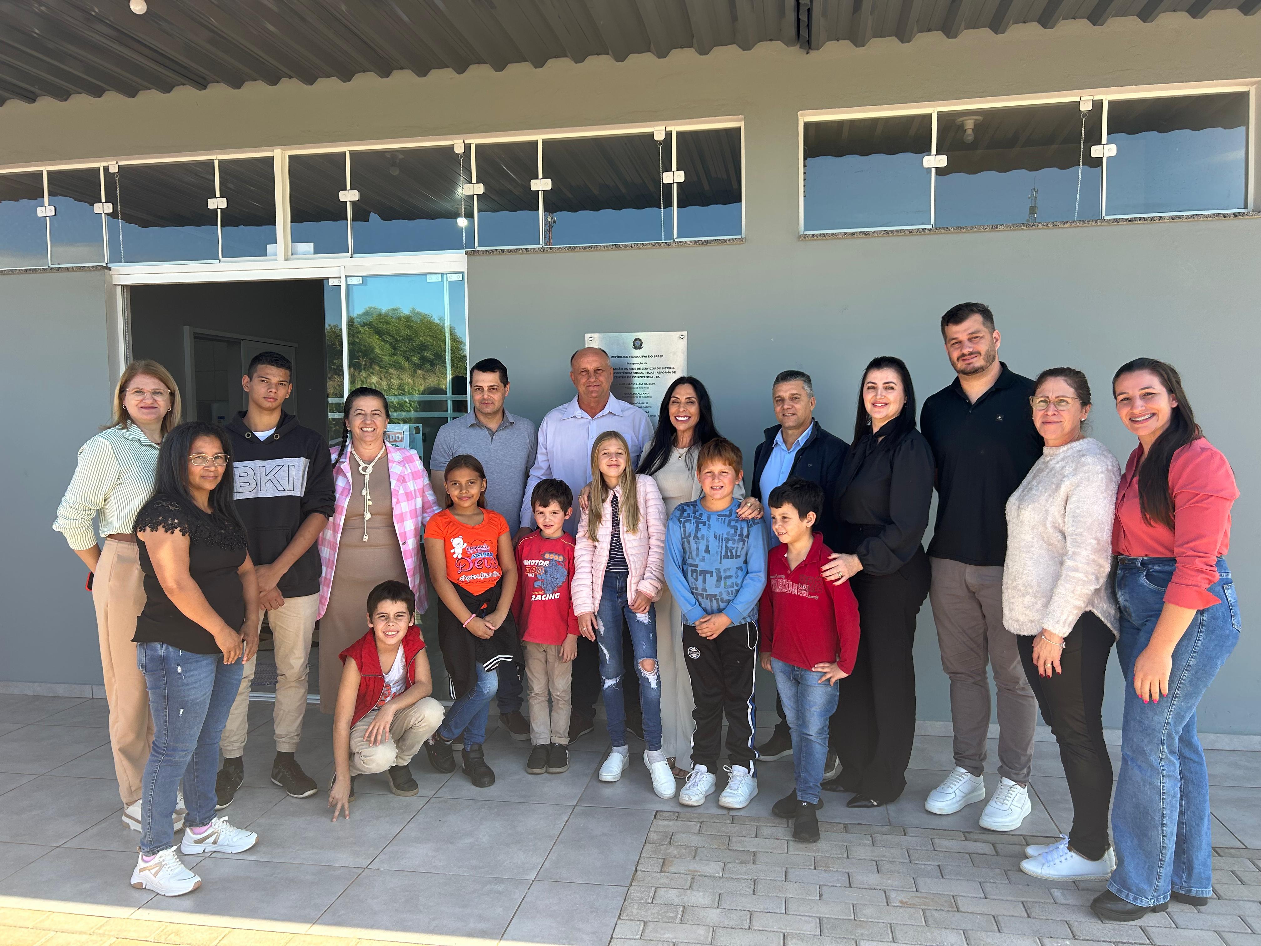 Deputada Geovania de Sá entrega novo prédio do SCFV em visita ao município