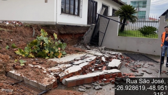 Temporais provocam estragos em pelo menos oito cidades de SC