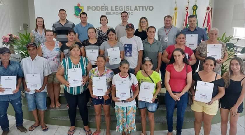 Famílias recebem matrículas de imóveis
