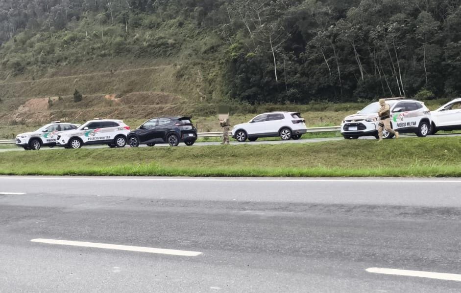 Polícia Militar intercepta carro roubado e suspeito morre após confronto