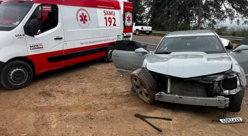 Criança de 4 anos é lançada para fora de Camaro em acidente