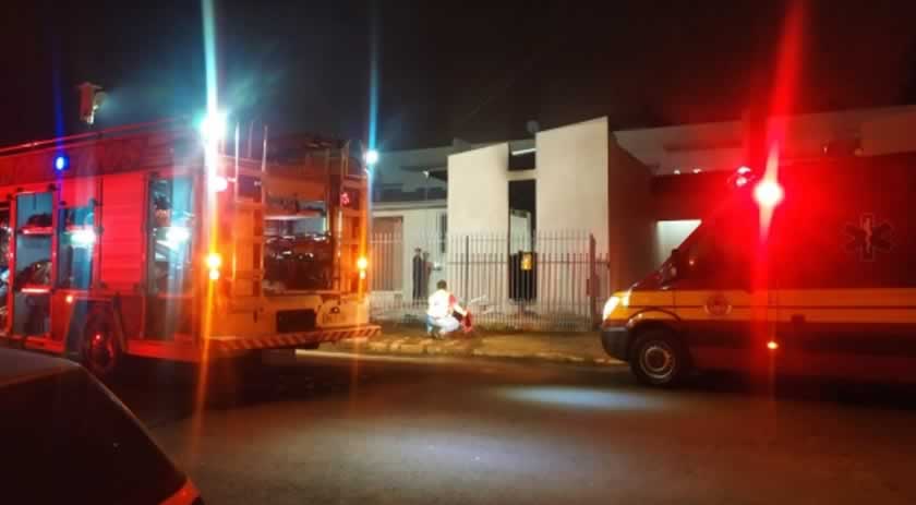 Veículo é destruído por incêndio durante a madrugada
