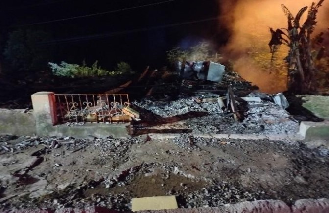 Homens encapuzados e armados ateiam fogo em residência no Meio-Oeste