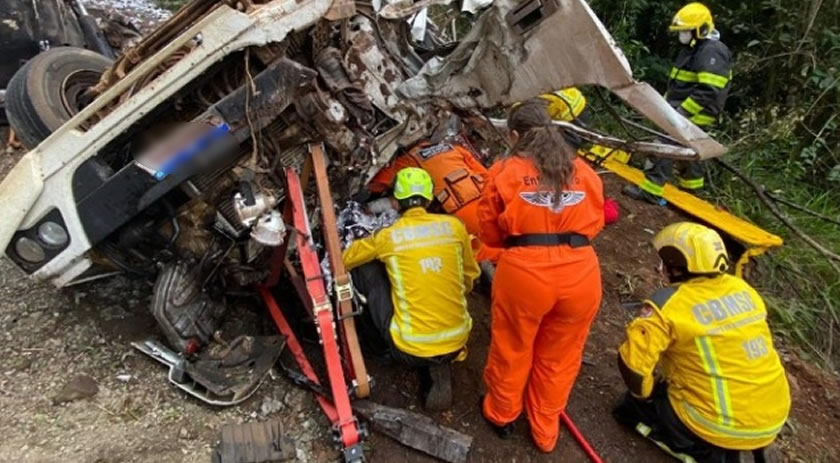 Motorista fica preso nas ferragens e em estado grave ao tombar caminhão na cabeceira de ponte