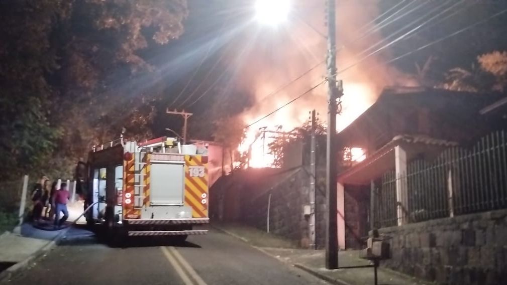 Mulher precisa de atendimento do SAMU após se ferir em incêndio