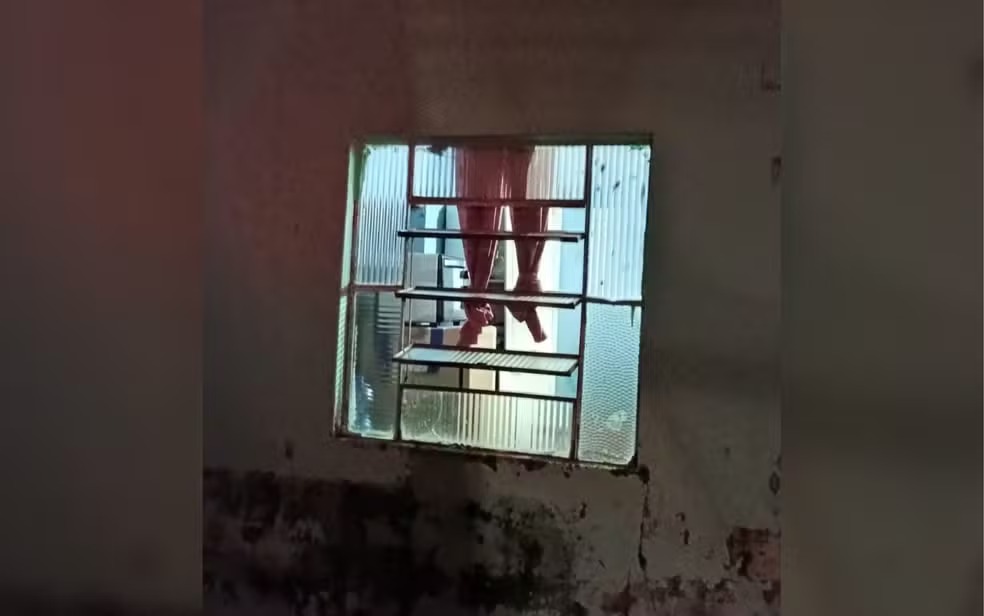 Morador confunde cortina com corpo pendurado e aciona os bombeiros