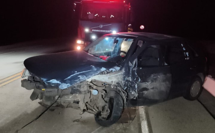Colisão frontal entre dois carros deixa três pessoas feridas