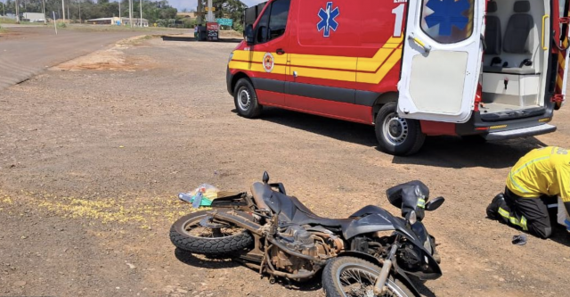 Motociclista sofre fratura exposta após colisão com caminhão na BR-163