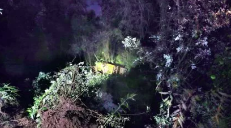 Motorista e ajudante ficam feridos em capotamento de micro-ônibus