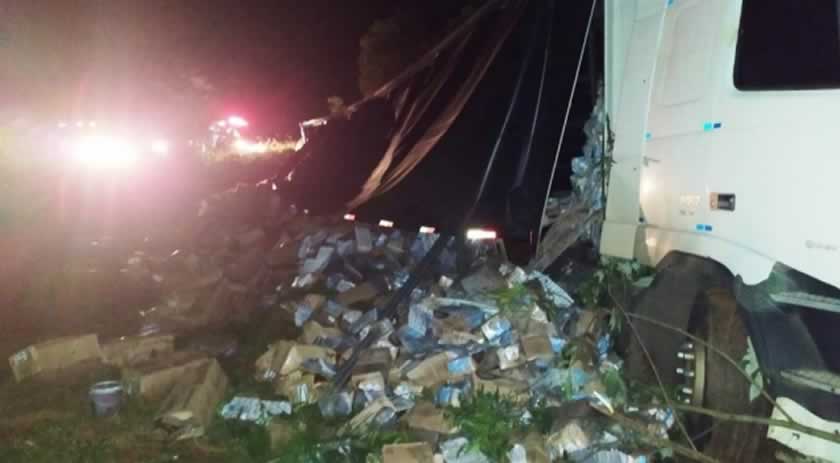 Carreta carregada com leite condensado sai da pista e tem carga saqueada na BR-282