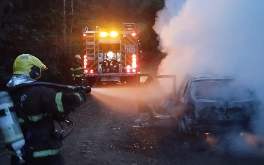 Incêndio destrói veículo e mobiliza Corpo de Bombeiros