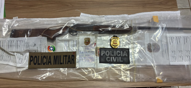 Família entrega espingarda para vizinha após homem efetuar disparos no Oeste de SC; arma foi apreendida