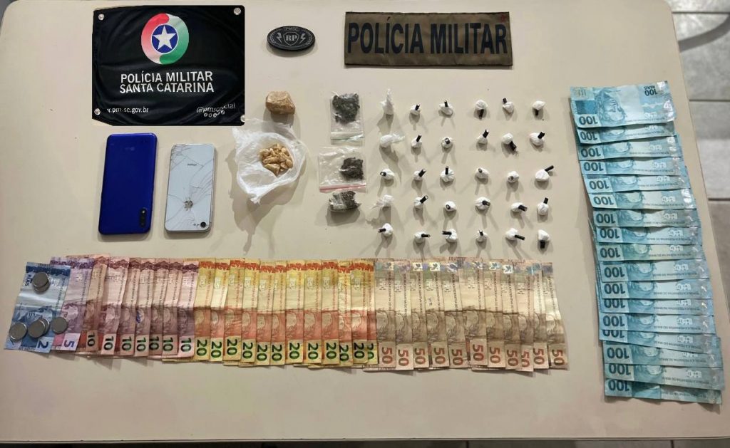 Dois homens são detidos traficando drogas