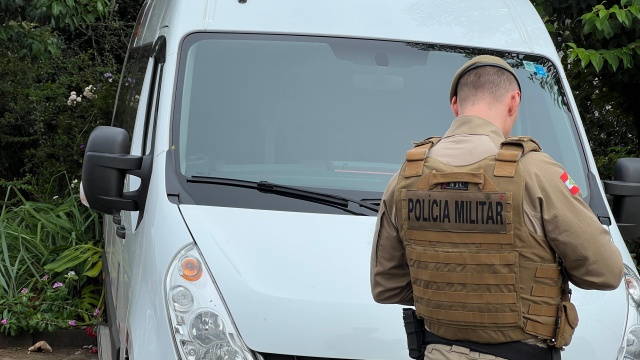 Van sem freios atinge residência
