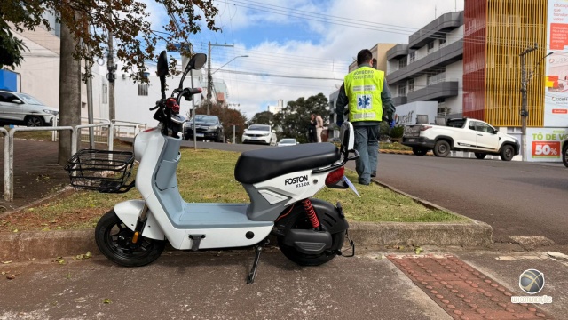 Colisão entre carro e bicicleta elétrica mobiliza bombeiros no centro