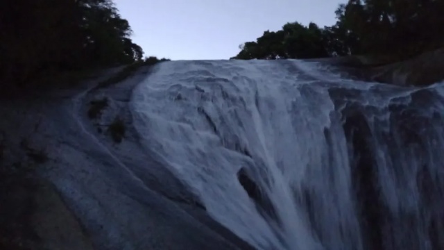 Homem escorrega em cachoeira e cai de altura de 60 metros em SC