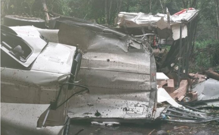 Caminhão sai da pista e tomba em ribanceira de 50 metros entre Chapecó e Seara