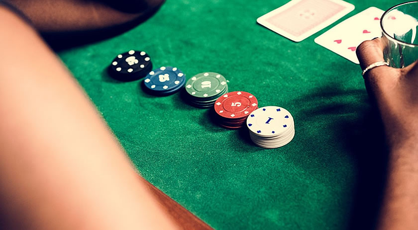 Marido perde dinheiro no poker e inventa falso roubo por medo da esposa em SC