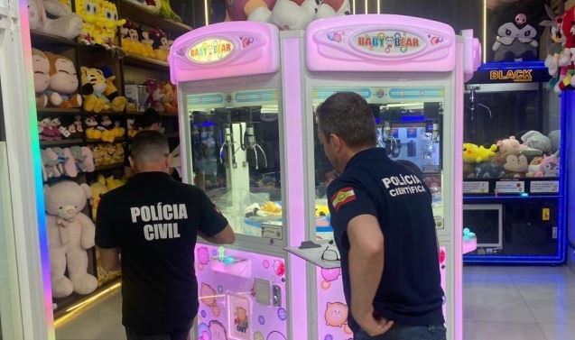 Polícia investiga fraude em máquinas de pegar bichinhos de pelúcia