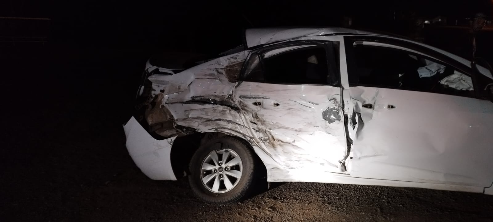 Mulher fica presa nas ferragens em acidente envolvendo carro e caminhão na BR-282
