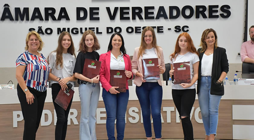 Vereadoras prestam homenagem a alunas selecionadas no concurso Power4girls