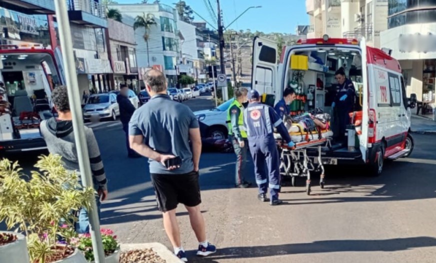 Jovem é encaminhado ao hospital após colisão entre carro e moto