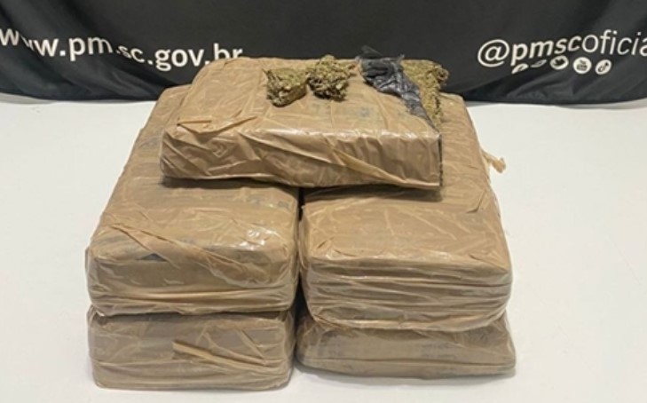 PM apreende cinco quilos de maconha e prende dois homens por tráfico