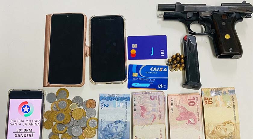 Mulher é detida após ser flagrada com arma no centro de cidade