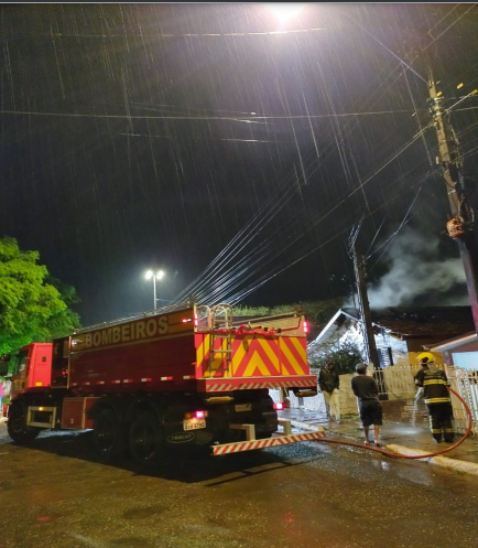Casa pega fogo e cão é resgatado