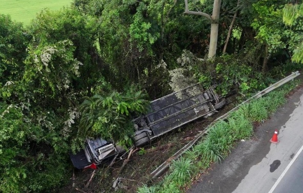 Vítimas de acidente com ônibus tiveram fraturas e até amputações, segundo capitã do Corpo de Bombeiros
