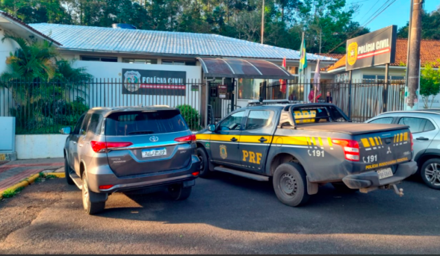 PRF flagra em Guaraciaba motorista conduzindo uma Toyota SW4 clonada