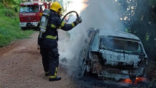 Carro fica destruído ao ser atingido por incêndio no interior de Mondaí