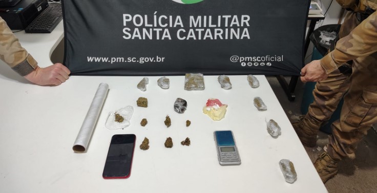 Homem é preso após PM encontrar maconha, cocaína e haxixe em apartamento